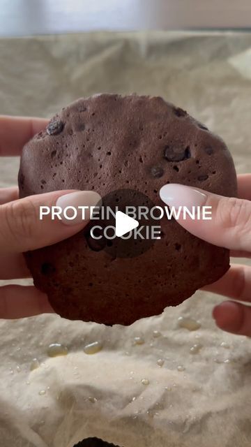 Julia Dar | Hormone Health Coach & certified PT on Instagram: "You need to try this protein brownie cookie!!

It’s kind of a cookie but also tastes like a brownie! 😍 One of this large cookies is perfect as a sweet snack. It comes with 278kcal and provides you with 18g of protein (without any protein powder).

Ingredients:
1 tbsp (15g) peanut butter
1 tbsp (10g) cocoa powder
1 egg
1/3 cup (40g) almond flour
1/2 tsp baking powder
pinch of salt
2 tbsps (20g) coconut sugar
2 tbsps (20g) dark chocolate / semi dark chocolate chips

Mix all wet ingredients together. Stir almond flour, baking powder and a pinch of salt. Sprinkle with some chocolate chips. Dampen your hands and shape the dough into two large cookies (the dough can be a bit sticky).
Bake at 325°F/160°C for 10 minutes (1-2 minutes l Chocolate Protein Powder Cookies, Protein Brookies, Chocolate Protein Cookie Dough, Chocolate Protein Powder Brownies, Chickpea Protein Cookie Dough, Almond Flour Baking, Protein Brownie, Large Cookies, Cookie Brownie Recipe