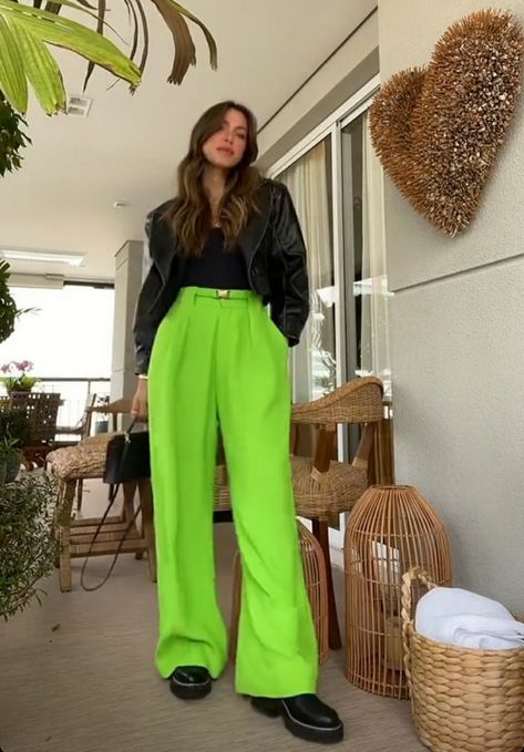 High Waisted Trousers Outfit, Electric Fashion, Stylish Inspiration, Verde Lima, Trouser Outfit, Trendy Fashion Outfits, Casual Winter Outfits, High Waisted Trousers, Modern Fashion