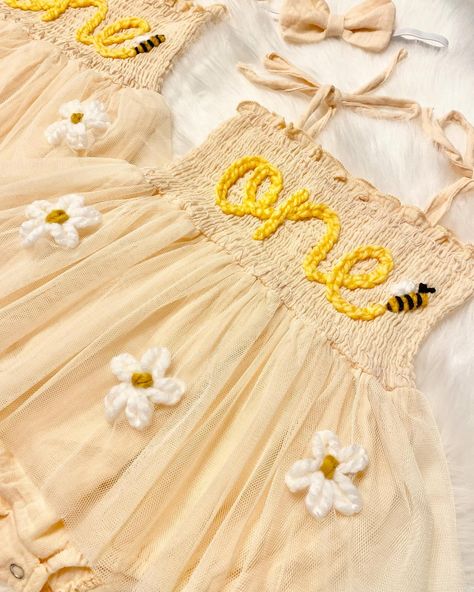 These sweet sets are off to the 🤍🌼🐝1st Bee Day Girls🤍🐝🌼!!! #themodmango #themodmangobabyco #firstbeeday #1stbeeday #firstbirthday #1stbirthday #firstbirthdaydress #1stbirthdaydress #beeday #beedayparty #birthdayoutfit #summerbirthday #honeybee #babyboutique #handembroidered 1st Birthday Girl Bee Theme, Bee Themed First Birthday Girl, Honey First Birthday, Bee Themed Birthday Party 1st, 1st Bee Day Party Ideas Girl, Bee Day Party Ideas 1st, First Bee Day Party Decorations, My First Bee Day, First Bee Day Party