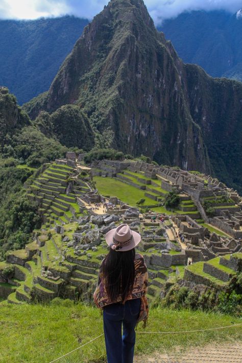 Machu Picchu❤ Machu Pichu Poses, Peru Amazon Rainforest, Machu Picchu Peru Aesthetic, Manchu Pichu, Machu Picchu Outfit, Peru Aesthetic, 7 World Wonders, Travel Peru, Vision Board Photos