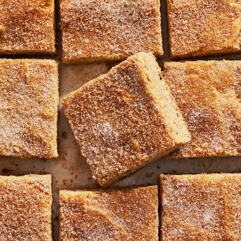 Delish Snickerdoodle Blondie, Snickerdoodle Blondies Recipe, Blondies Recipe Easy, Snickerdoodle Blondies, Best Easy Dessert Recipes, Snickerdoodle Bars, Impressive Desserts, Fall Desserts Easy, Sugar Cookie Bars