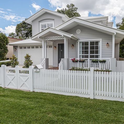 Silkwort exterior Add Dimension To Flat Front House, American Bungalow House, Hamptons House Exterior, Case Creole, Grey Exterior House Colors, Hamptons Style Homes, Weatherboard House, House Cladding, Grey House