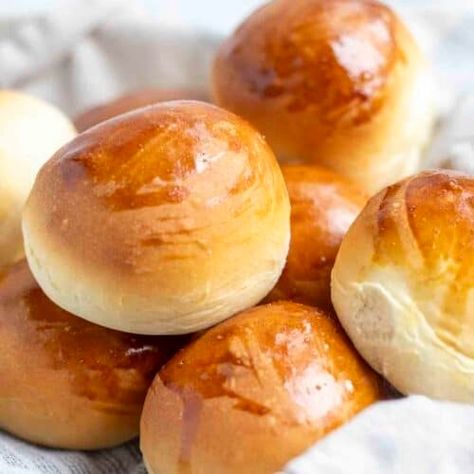 Easy Soft Sourdough Discard Rolls - Farmhouse on Boone Discard Rolls, Sourdough Discard Rolls, Yeast Dinner Rolls, Farmhouse On Boone, Recipe Using Sourdough Starter, No Yeast Dinner Rolls, Sourdough Rolls, Discard Recipe, Sourdough Bread Starter