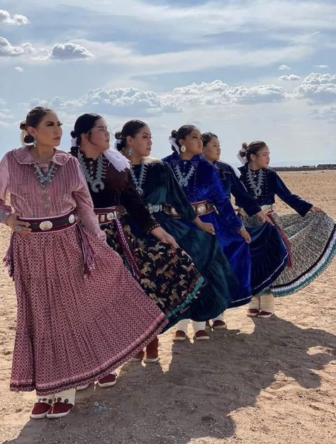 Navajo Clothing, Navajo Dress, Navajo Women, Native American Studies, Native American Dress, Native Dress, Skirt Inspiration, Native American Clothing, Native American Symbols