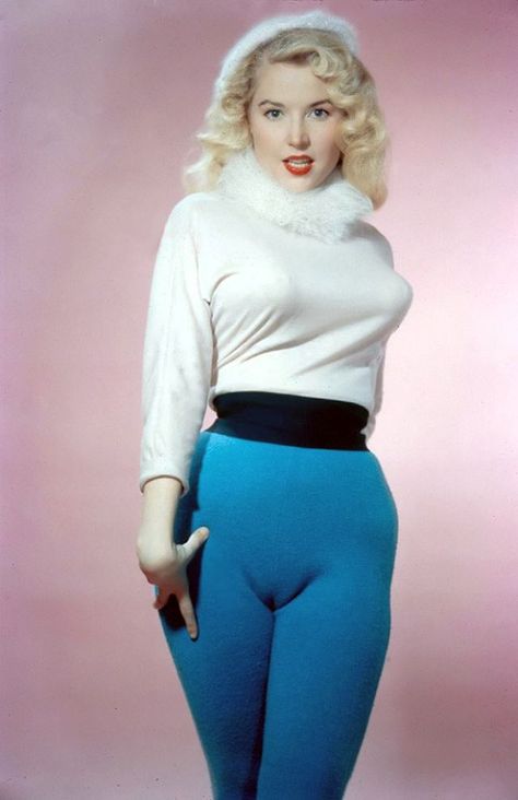 Beautiful Woman With a Perfect Body: 33 Rare and Gorgeous Color Photos of Betty Brosmer in the 1950s ~ vintage everyday Burlesque Fashion, Betty Brosmer, Awkward Family Photos, Hips Dips, Love Vintage, Vintage Pinup, Fashion Costume, Girls Sweaters, Vintage Beauty