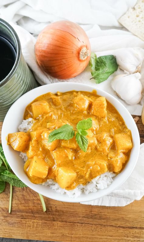 Pineapple Curry | Sweet, Savory, Simple | Oh My Veggies Curry With Pineapple, Pineapple Curry Recipe, Pineapple Curry, Curry Recipes Vegetarian, Yellow Curry, Meat Free Monday, Veggie Meals, Vegetarian Curry, Veggie Pasta