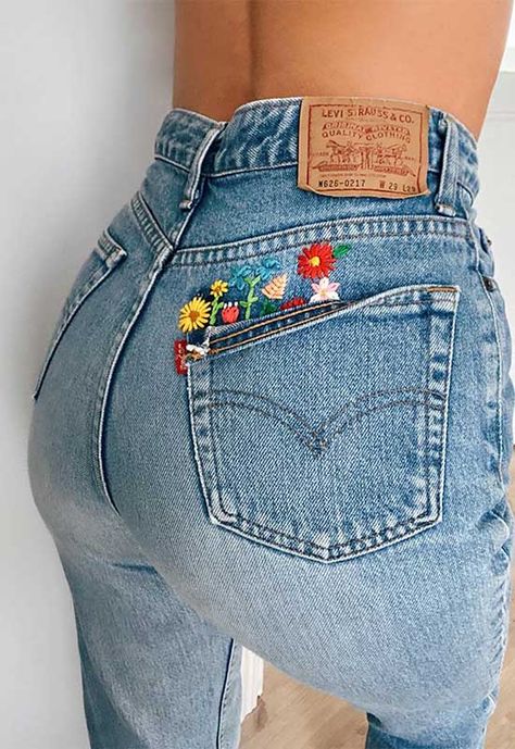 Otros planes para hacer en casa si te has cansado de cocinar bizcochos Jean Diy, Embroidery Jeans Diy, Clothes Embroidery Diy, Denim Embroidery, Diy Fashion Hacks, Embroidery On Clothes, Cute Embroidery, Denim Diy, Simple Embroidery