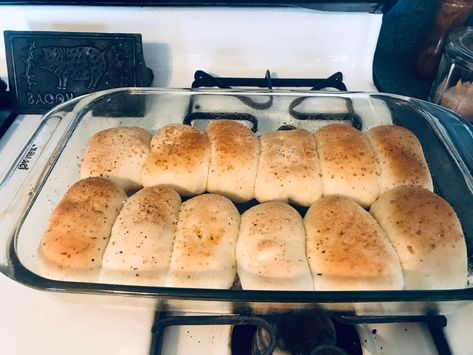 West Virginia's Lazy and Delicious Pepperoni Rolls - Fobdel Rhodes Pepperoni Rolls, Wv Pepperoni Rolls Recipe, Pepperoni Roll Ups, West Virginia Pepperoni Rolls, Easy Pepperoni Rolls, Pepperoni Rolls Recipe, Lazy Meals, Pepperoni Roll, Recipe For Pizza