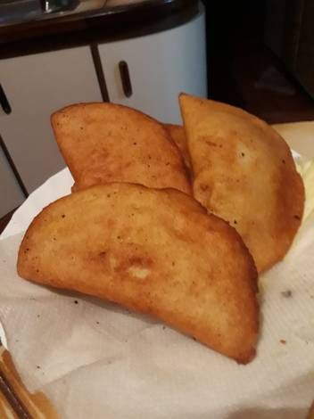 Empanada frita criolla venezolana Venezuelan Recipes, Gallo Pinto, Venezuelan Food, Mexico Food, Sweet Potato, Good Food, Food And Drink, Ethnic Recipes, Quick Saves