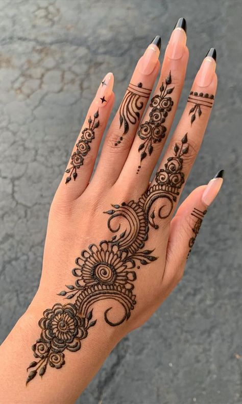 50 Timeless Allure of Henna Designs : Geometric Modern Elegance I Take You | Wedding Readings | Wedding Ideas | Wedding Dresses | Wedding Theme Back Henna Tattoos, Henna Wrist Designs, Henna Designs On Hand, Trendy Henna Designs, Party Henna Designs, Henna 2024, Diwali Henna, Mehndi Designs Modern, Henna Modern