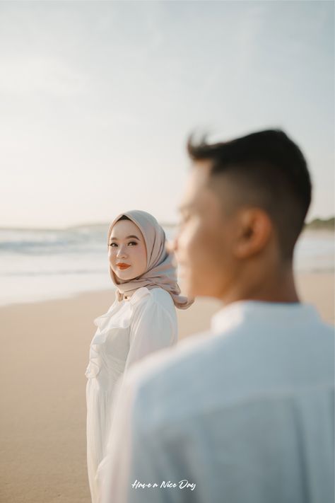 Wedding Pictures Beach, Kulot Pants, Foto Pertunangan, Pre Wedding Photoshoot Props, Wedding Photo Display, Prewedding Outdoor, Pre Wedding Photoshoot Outfit, Foto Wedding, Wedding Portrait Poses