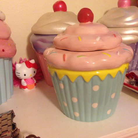 Cupcake I got off the Zulily website super cute love it! Cupcake Kitchen Decor, Cap Cake, Coil Pots, Air Dry Clay Projects, Clay Diy Projects, Tanah Liat, Clay Crafts Air Dry, Cute Polymer Clay, Clay Food