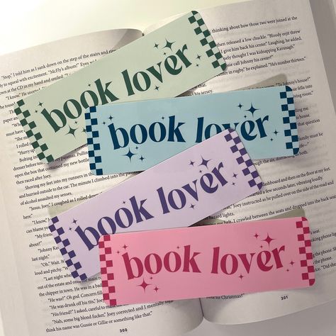 Bookmark Packaging Ideas, Diy Bookmarks Easy, Valentines Day Bookmarks, Cute Bookmarks Handmade, Bookmark Ideas Aesthetic, Cute Bookmark Ideas, Bookmark Design Ideas, Bookish Bookmarks, Kids Bookmarks