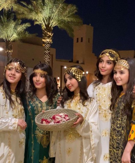 Arab Woman Outfit, Emirati Traditional Clothes, Saudi Arabian Wedding, Saudi Arabian Traditional Clothing, Arabian Nights Aesthetic Outfit, Arabian Nights Wedding Dress, Arabian Nights Outfit Women, Arabian Nights Theme Party Outfit, Arab Women Outfits