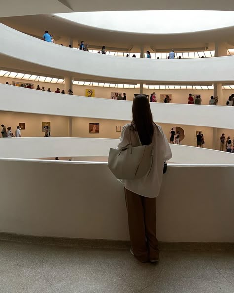 Museum , Art and history, Gallery Look New York Photoshoot, Guggenheim Museum, Nova York, Visual Diary, Content Ideas, How To Pose, Photo Dump, Engagement Session, Art Gallery