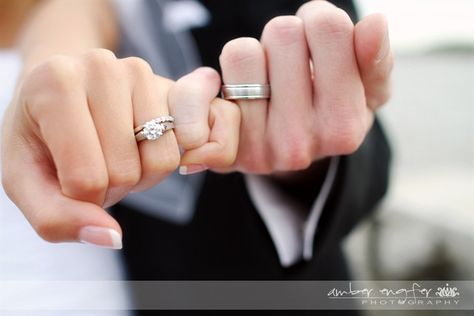 Wedding Ring Photography, Ring Photography, Amazing Wedding Photography, Wedding Rings Photos, Romantic Wedding Photography, Wedding Picture Poses, Wedding Photos Poses, Bridal Photography, Wedding Photography Poses