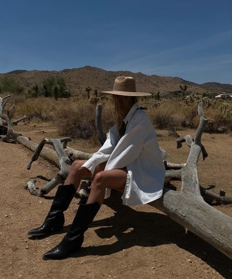 Cowgirl Hat Outfit, Lauren Burke, Countryside Outfit, Hairstylist Branding, Foto Cowgirl, Farm Clothes, Simply Dress, Looks Country, Cowgirl Aesthetic