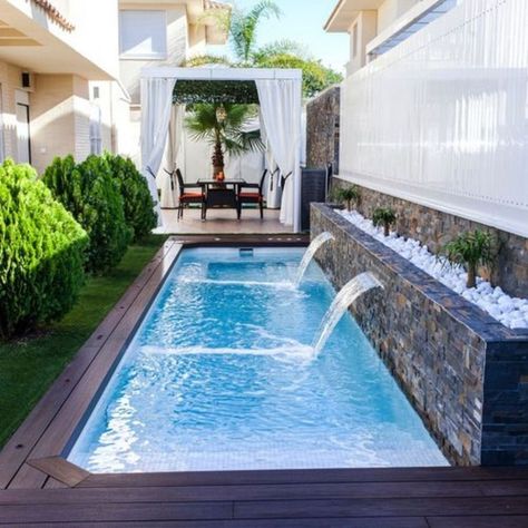 Cool 20+ Extraordinary Small Pool Design Ideas For Small Backyard Small Backyard Decks, Mini Swimming Pool, Kleiner Pool Design, Kolam Koi, Small Swimming Pools, Diy Swimming Pool, Cool Swimming Pools, Small Pool Design, Backyard Pool Landscaping