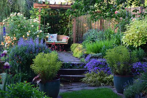 Easy Garden Ideas Landscaping, Pnw Garden, Garden Swing Seat, Ideas For Backyard, Backyard Garden Layout, Backyard Garden Landscape, Small Backyard Gardens, Beautiful Patios, Fine Gardening