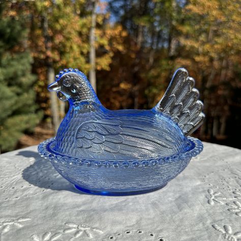 Glass Chicken Dish Hens On Nest, Vintage Blue Glassware, Hen On Nest, Blue Carnival Glass, Home Decor Blue, Hens On Nest, Fenton Blue Opalescent Hobnail, زجاج ملون, Chicken Decor