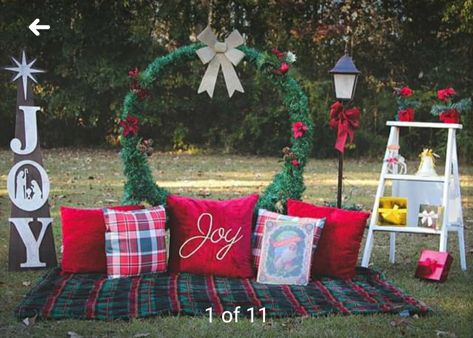 Christmas Photo Shoot Props Diy, Outdoor Christmas Photoshoot Setup Diy, Christmas Mini Photoshoot Ideas, Backyard Christmas Photoshoot, Christmas Mini Set Up Outdoor, Christmas Minis Outdoor Setup, Christmas Mini Sessions Outdoor Setup, Outside Christmas Photoshoot, Outdoor Christmas Photoshoot