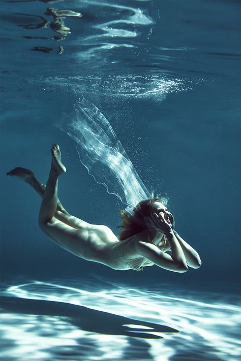 underwater Floating Underwater Pose, Under Water Pose Reference Drawing, Underwater Poses Reference, Underwater Photography Women, Underwater Reference, Underwater Poses, People Underwater, Swimming Pose, Swimming Poses