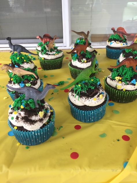 Trex Dinosaur Cupcakes, Dinosaur Cake With Cupcakes, Jurrasic World Cupcakes, Dinasour Birthday Cupcake Ideas, Dinosaurs Cupcakes Ideas, Three Rex Birthday Cupcakes, Dinosaur Birthday Cupcake Cake, Jurassic Park Cupcakes Ideas, Dino Birthday Cupcakes