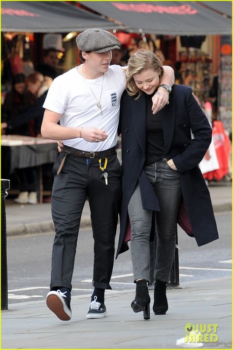 Chloe Moretz & Brooklyn Beckham Are So In Love in London! Dr Martens Outfit Male, Outfit Male Casual, Chloe Moretz Brooklyn Beckham, Male Casual Fashion, Men Street Look, Dickies Style, Casual Fashion Men, Martens Outfit, Dr Martens Outfit