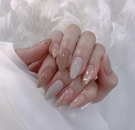 Douyin Bridal Nails, Nail Sang Chanh, Korean Gold Nails, Douyin Nails Gold, Nails For Graduation, Nails Tay, Acrylic Nail Designs Classy, Purple Glitter Nails, Hard Gel Nails