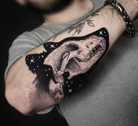 Wolf Jaw Tattoo, Jaw Line Tattoo, Dog Skull Tattoo, Wolf Skull Tattoo, Wolf Tattoo Ideas, Tatoo Dog, Deer Skull Tattoos, Homemade Tattoos, Beautiful Wolf