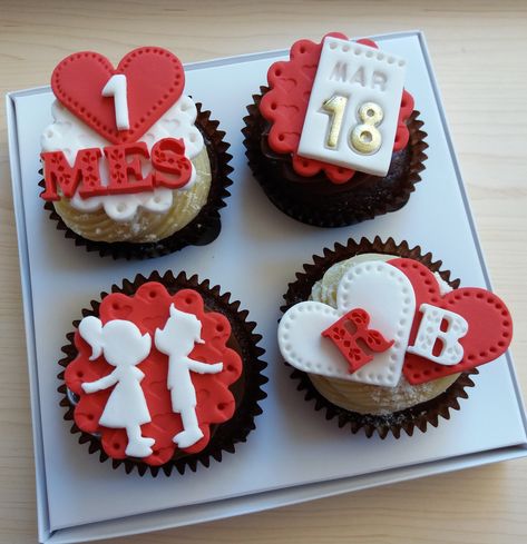 Cupcakes For Anniversary, Romantic Bday Cake For Husband, Cupcakes San Valentin Fondant, Cupcakes Aniversario, Cupcakes San Valentin, Gym Cake, Anniversary Cupcakes, Foodie Pics, Valentines Baking