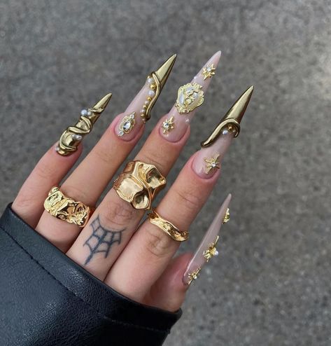 Nails And Gold Jewelry, 2000s Nail Designs, Gold Bling Nails, Y2k Nail Designs, Baroque Nails, Y2k Nail, Stilleto Nails Designs, Ongles Nails, Unique Acrylic Nails