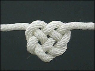 Heart knot how to Hiasan Dinding Diy, Celtic Heart Knot, Knot Rope, Lucet, Heart Knot, Celtic Heart, I Cord, Tutorial Diy, Crafty Craft