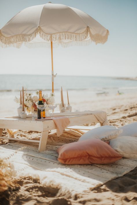 Dreamy Santa Barbara Proposal� | Santa BarbaraReal Weddings Romantic Beach Picnic, Beach Picnic Party, Picnic Engagement, Picnic Inspiration, Picnic Decorations, Boho Picnic, Romantic Picnics, Picnic Date, Romantic Beach