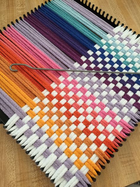 Loom Knitting Stitches, Potholder Loom, Weaving Loom Diy, Loom Craft, Weaving Loom Projects, Potholder Patterns, Paper Weaving, Diy Weaving, Weaving Projects