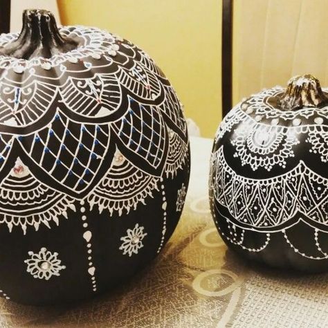 10 Pumpkin Decorating Ideas to get You Inspired Henna Pumpkin, Stingy Jack, Decorate A Pumpkin, Pumkin Decoration, Pumpkin Decorating Ideas, Pumpkin Contest, White Henna, Halloween Traditions, Halloween Style