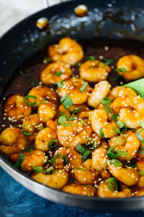 Super quick and easy seafood dinner for those who love shrimp! Honey ginger garlic shrimp stir fry takes only 20 minutes to put together! You will love the short amount of time that you'll be in the kitchen! Tikka Masala Crockpot, Garlic Shrimp Stir Fry, Shrimp And Noodles, Ginger Shrimp, Prawn Stir Fry, Asian Shrimp, Lobster Recipe, Cooking Vegetarian, Shrimp And Vegetables