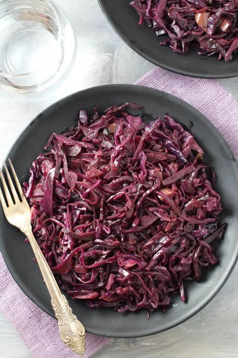 Braised German Red Cabbage Recipe (Rotkohl) | MariaUshakova.com Red Cabbage Christmas, Purple Cabbage Recipes, Spiced Red Cabbage, Cooked Red Cabbage, German Red Cabbage, Red Cabbage Recipe, Cabbage Recipes Healthy, Red Cabbage Recipes, Braised Red Cabbage