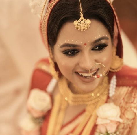 Bengali Wedding Makeup Look, Bengali Bride Jewelry Gold, Bengali Bridal Jewellery Gold, Dusky Skin, Bengali Bridal Makeup, Bride Ideas, Bengali Bride, Gold Jewellry, Bengali Wedding