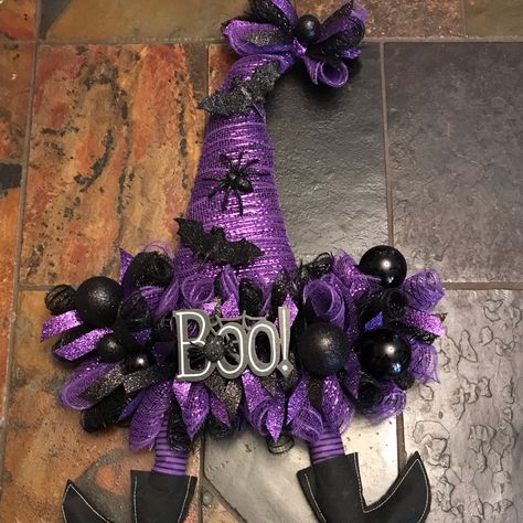 Super Cute Witch Hat Wreath! The Boo Glows In The Dark Witchy Wreaths, Adams Family Halloween, Cute Witch Hat, Halloween Witch Hat Wreath, Witch Hat Wreath, Hanging Bird Bath, Spooky Ideas, Halloween Mesh Wreaths, Hat Wreath