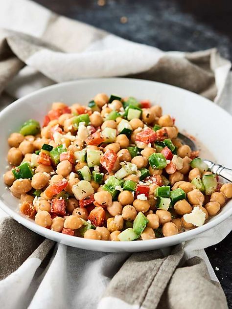 This Chopped Chickpea Greek Salad Recipe is the perfect vegetarian, gluten free light lunch or side dish! Full of chickpeas, chopped veggies, and smothered in a tangy greek yogurt and herb dressing! showmetheyummy.com #vegetarian #salad Mediterranean Farro Salad Recipe, Chickpea Greek Salad, Mango Tacos, Chickpea Lettuce Wraps, Veggie Meal Ideas, Farro Salad Recipes, Raw Meal, Greek Salad Recipe, Salad Recipes Healthy Lunch