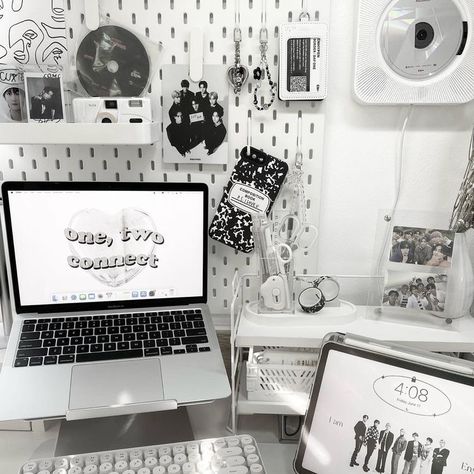 Monochrome Room Aesthetic, Desk Decor White, White Desk Decor, White Desk Setup, Room Inspiration Aesthetic, Room Decor White, Uni Bedroom, Monochrome Room, Table Aesthetic