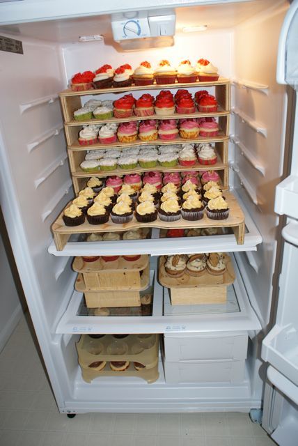 Bakery Fridge Organization, Shed Bakery Kitchen, Bakery Shed Ideas, Cupcake Storage Ideas, Home Bakery Storage Ideas, Shed Bakery Ideas, Home Bakery Setup, At Home Bakery Ideas, Baking Organization Ideas