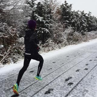 Running In Snow, Running Photography, Person Running, Holiday Workout, Running In Cold Weather, Runners High, Winter Running, Running Inspiration, Running Tips