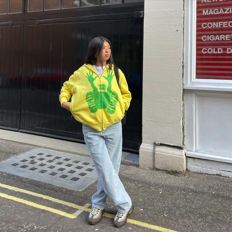 Want Fits • Instagram Yellow Hoodie Outfit, Cartoon Clothing, Printed Hoodies, Oversized Streetwear, Fall Fit, Y2k Hoodie, Yellow Hoodie, Cartoon Outfits, Relaxed Jeans