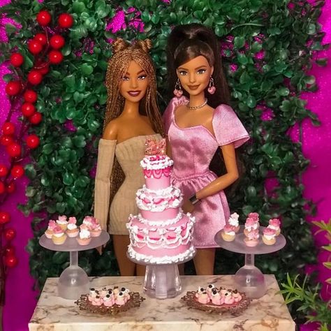 Barbie With Friends, Barbie Friend Group, Barbie And Her Friends, Barbie And Her Best Friend, Barbie Doll Family Photos, Pregnant Midge Barbie, Barbie Bridal, Barbies Pics, Girls Support Girls