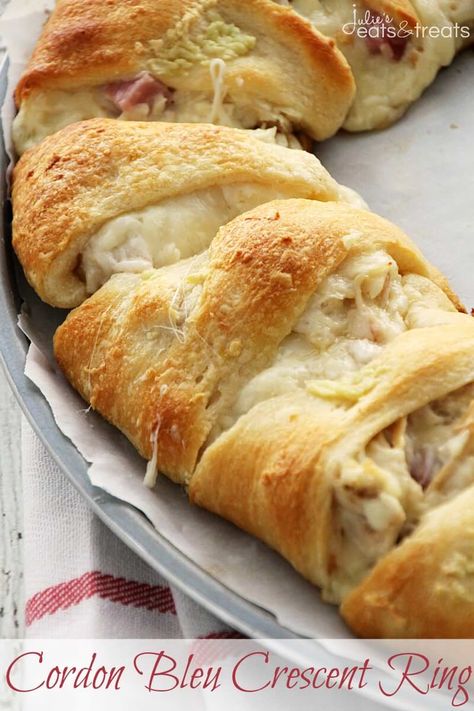 Cordon Bleu Crescent Ring ~ Flaky Crescent Rolls Stuffed with Swiss Cheese, Ham, Chicken and Topped with Garlic Butter! Quick & Easy Dinner! Crescent Ring Recipes, Homemade Crescent Rolls, Crescent Recipes, Crescent Ring, Pampered Chef Recipes, Crescent Roll Recipes, Cheesy Bacon, Chicken Cordon Bleu, Quick Easy Dinner