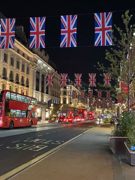 London Picadilly, London England Photography, Oxford Street London, Study In London, London Vibes, Oxford Circus, London Dreams, England Homes, London Baby