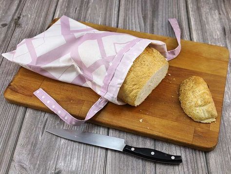 Keep your bread fresh and soft for longer with the help of this practical DIY bread bag! It’s an easy-to-make bag that you can use to store your bread in or to carry the bread from the grocery store home in a more environmentally friendly way. This bread bag can save you money and reduce the waste you leave behind because you won’t need to use those plastic or paper bags.It also does a fine job at preventing the bread from drying fast, which means you should have one of these even if… Diy Bread, Diy Storage Bed, Make A Tie, Bread Bag, How To Make Pesto, Bread Bin, Stale Bread, Bread Bags, Bags Tutorial