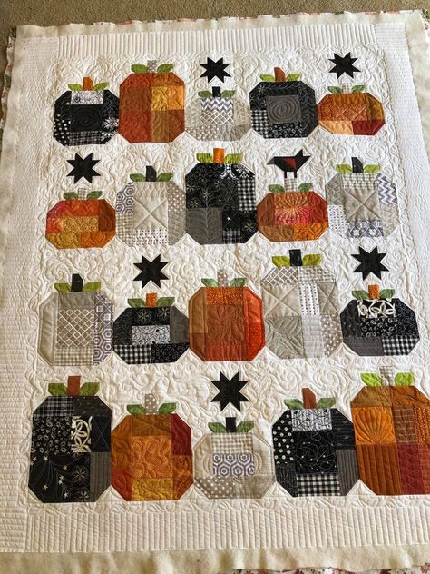 Seasonal Quilted Wall Hangings, Small Quilts Projects Wall Hangings, Autumn Quilts Patterns, Pumpkin Quilts, Pumpkin Quilt Pattern, Pumpkin Quilt, Autumn Quilts, Seasonal Quilts, Halloween Quilt Patterns